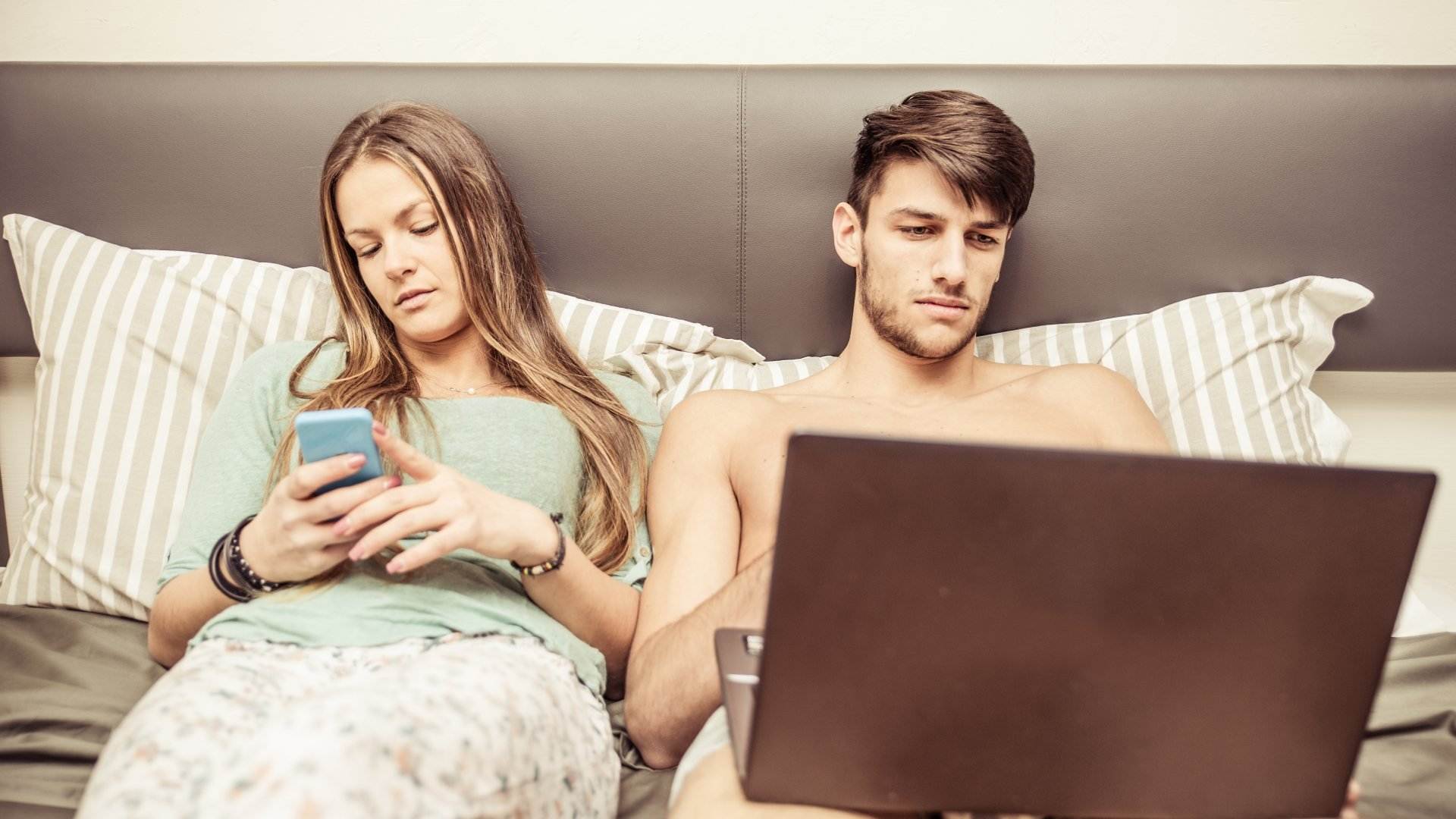 Casi la mitad de los usuarios de teléfonos móviles con entre 25 y 35 años almacena contenido de tipo sexual