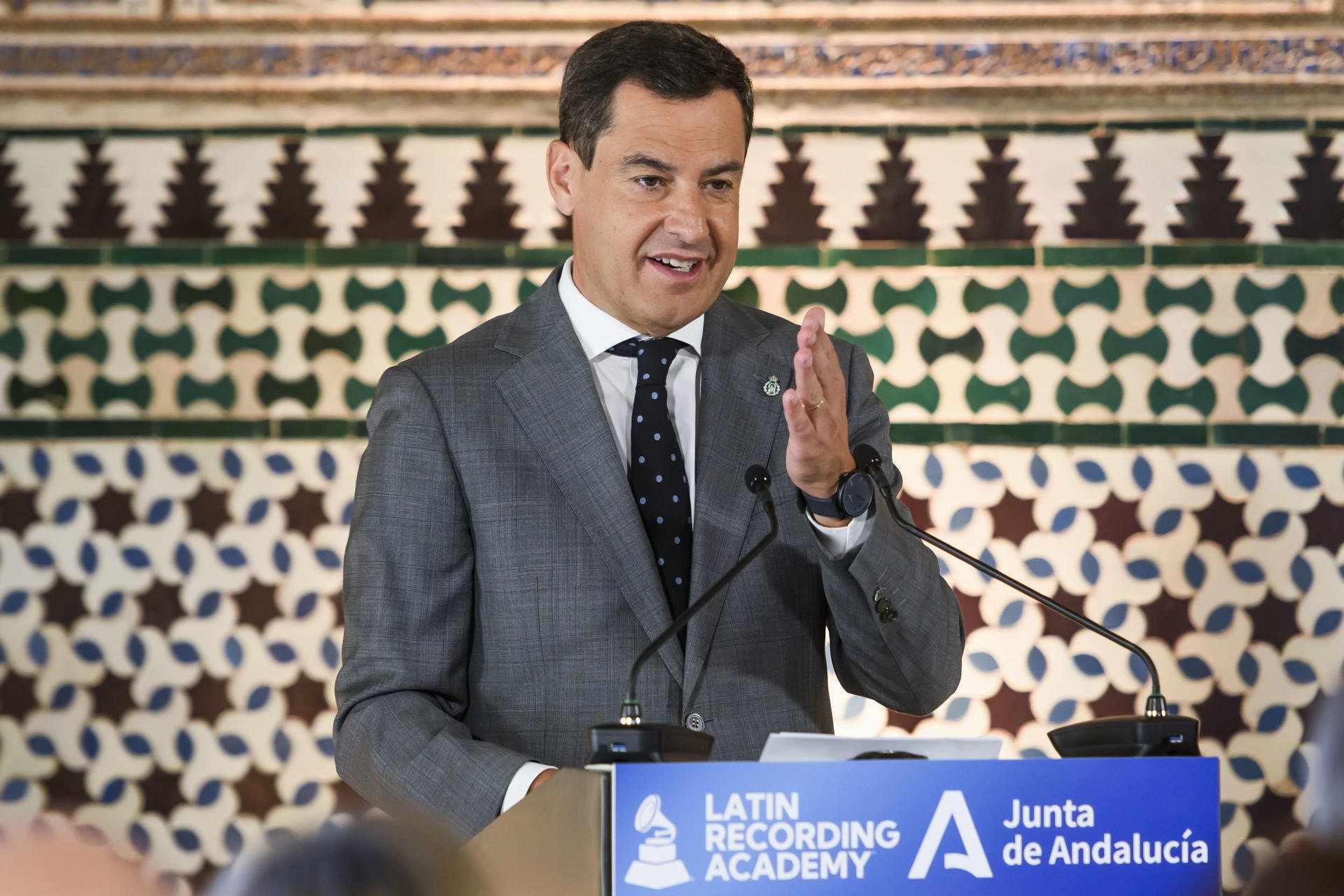 Juanma Moreno calls on Socialist MPs to betray Sánchez and vote for Feijóo as new Spanish PM