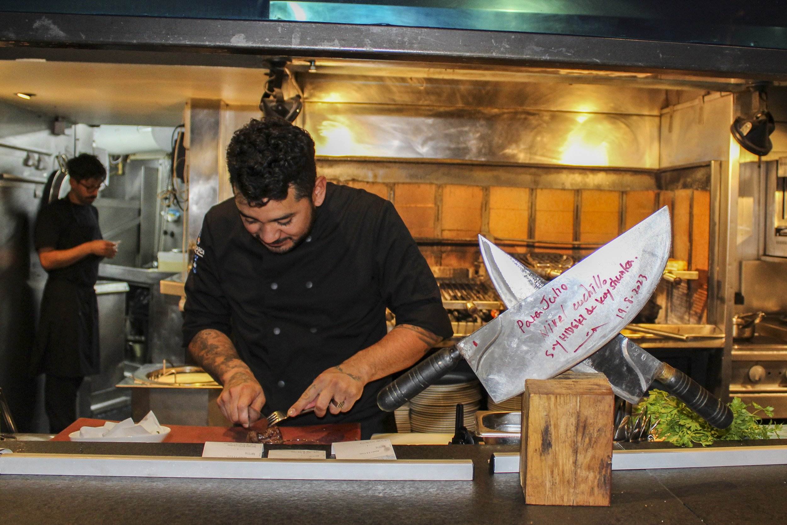 La primera barra de pintxos de Barcelona té la graella més impressionant de la ciutat