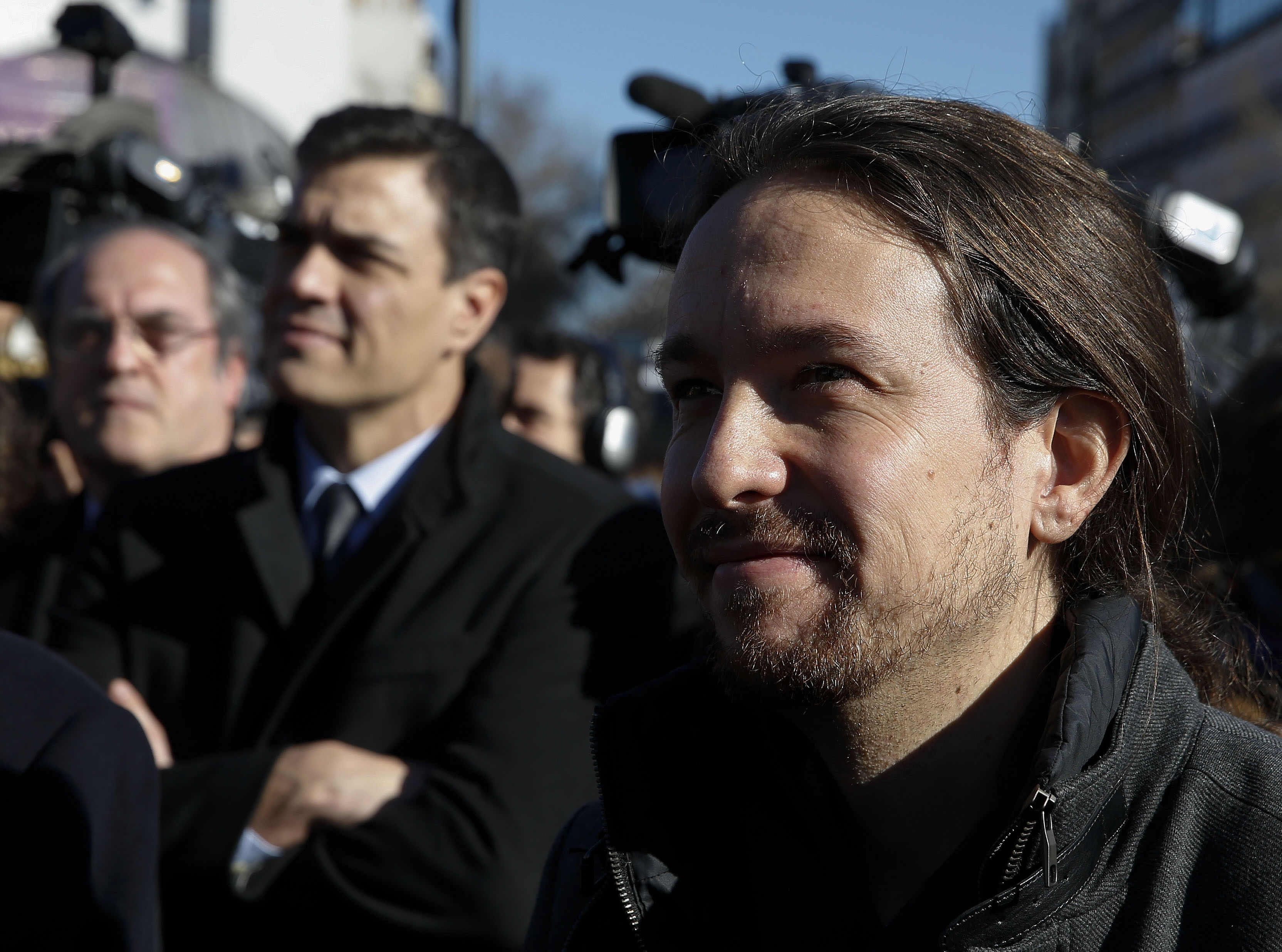 Sánchez rodea a Iglesias para hacerse con la Moncloa