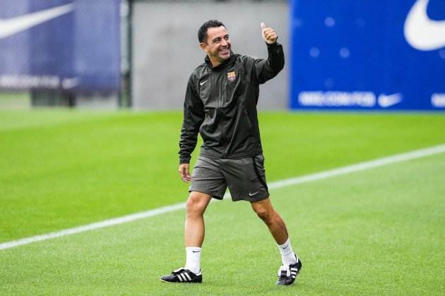 Xavi Hernández somrient entrenament Barça / Foto: EFE