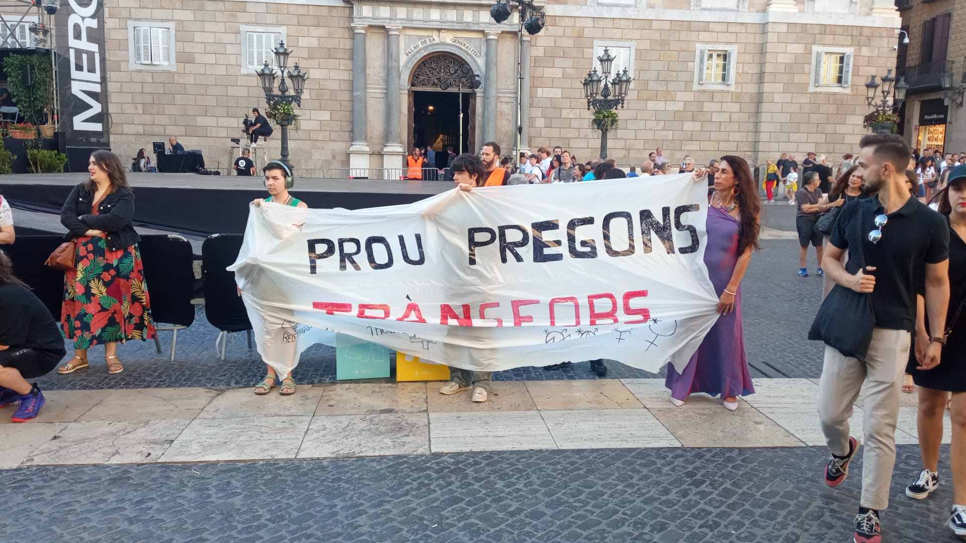 Protesta placa Sant Jaume najat el Hachmi ruego merce Protesta placa Sant Jaume najat el Hachmi ruego merce