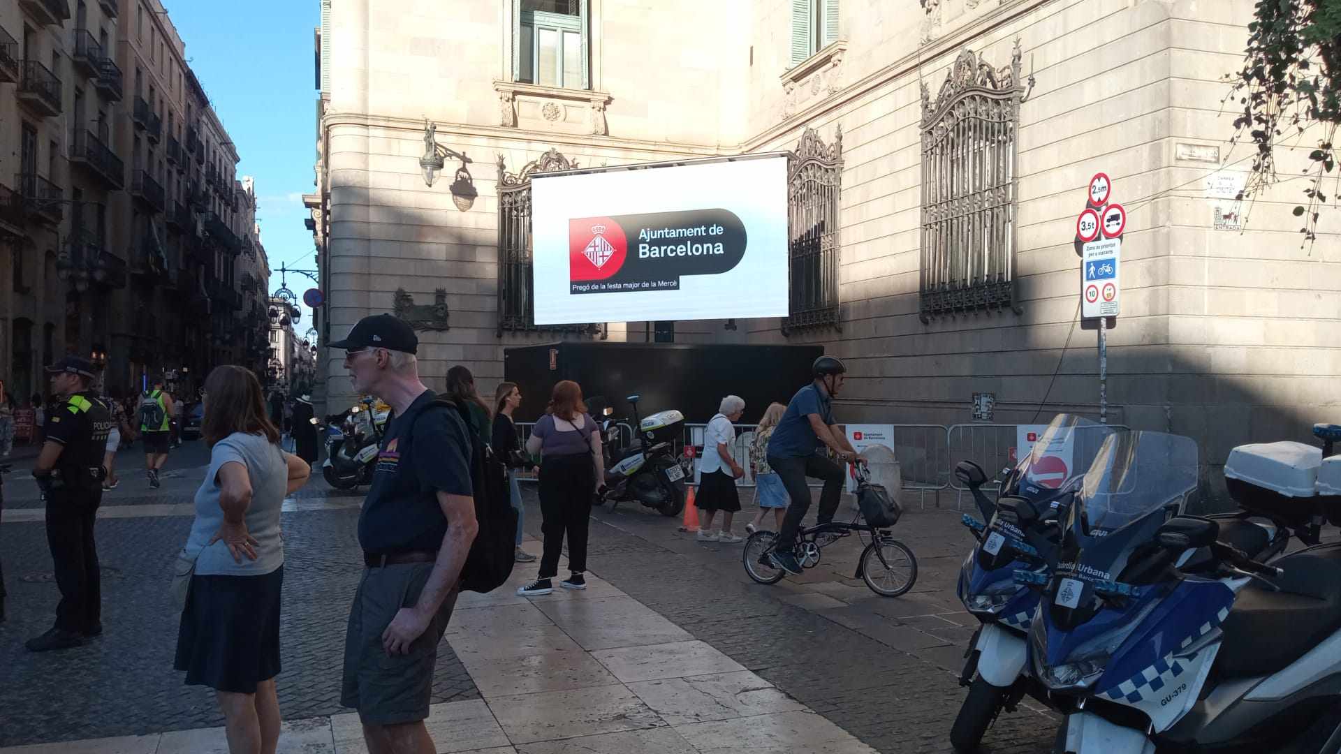 Pantalla placa Sant Jaume Ayuntamiento Barcelona ruego Merce Pantalla placa Sant Jaume Ayuntamiento Barcelona ruego Merce