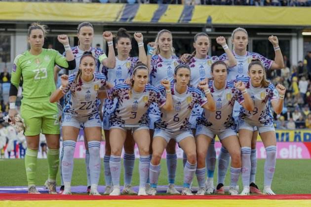 Las jugadoras de la seleccion posan con las muñequeras en apoyo a Jennifer Hermoso / Foto: EFE