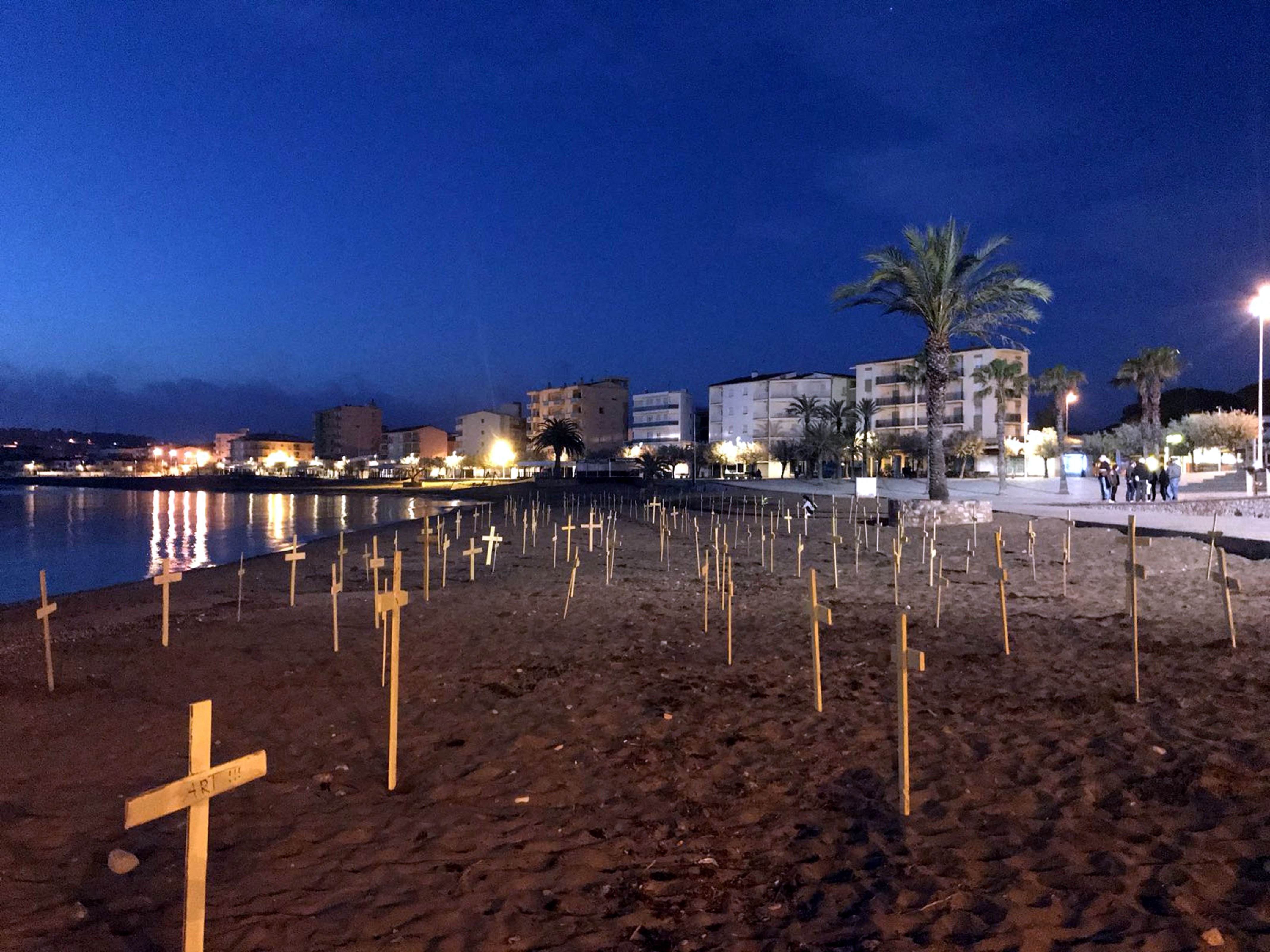 Los CDR plantan cruces en las playas de l'Escala en reivindicación de libertad