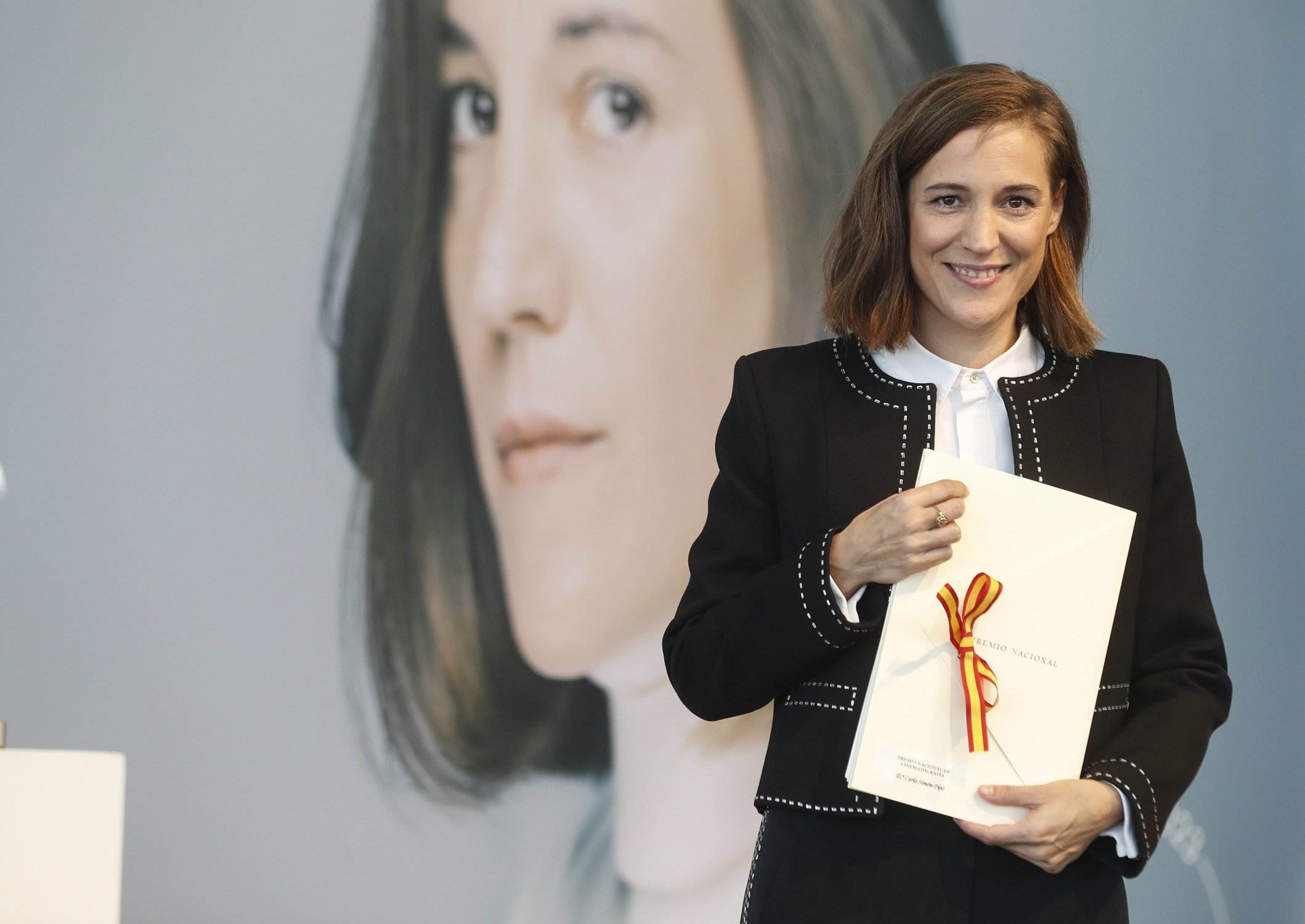 La catalana Carla Simón defiende el cine plurilingüe y sin censura al recibir el Premio Nacional