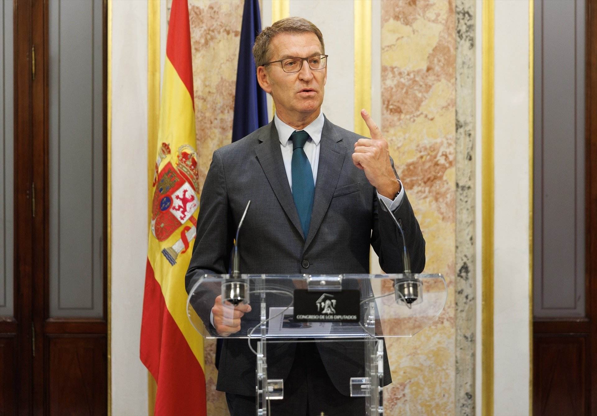 Feijóo vincula la seva continuïtat al capdavant del PP a la "utilitat" enmig d'un soroll de sabres