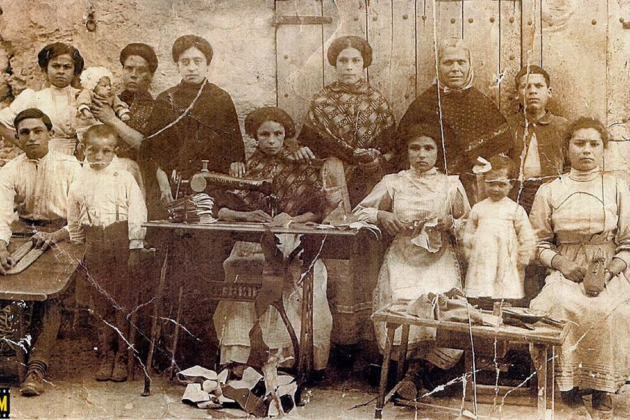 Un grup de persones de classe humil al poble de Consell (principis del segle XX). Font Blog Fotos Antigues de Mallorca