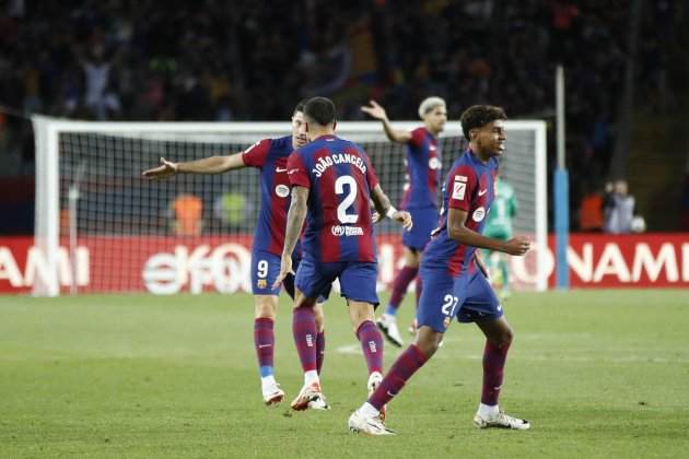 Joao Cancelo Robert Lewandowski Lamine Yamal Barça / Foto: EFE