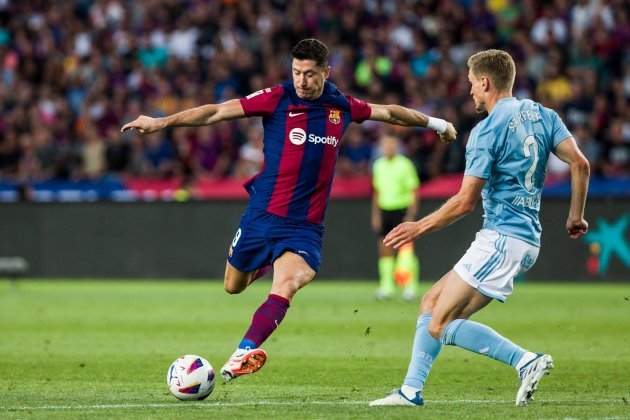 Robert Lewandowski chuta Barça Celta / Foto: Europa Press - Javier Borrego