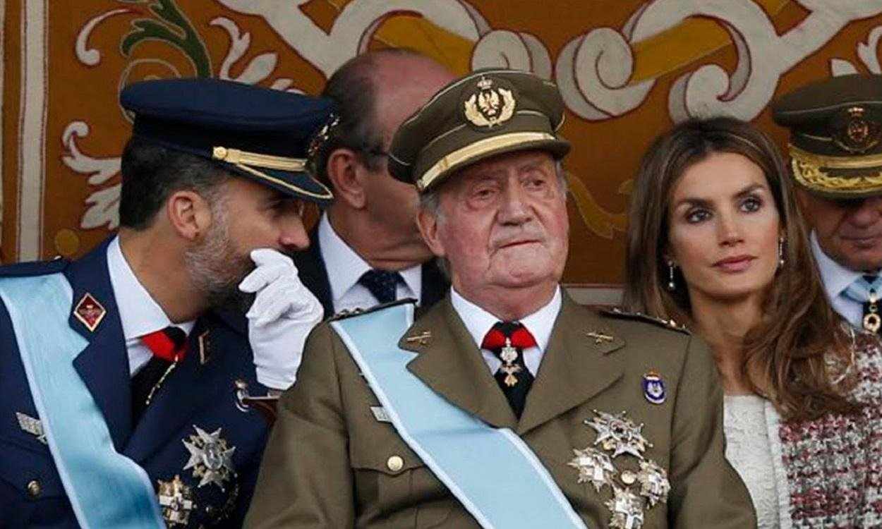 Juan Carlos I junto a Felipe y Letizia Juan Carlos I junto a Felipe y Letizia