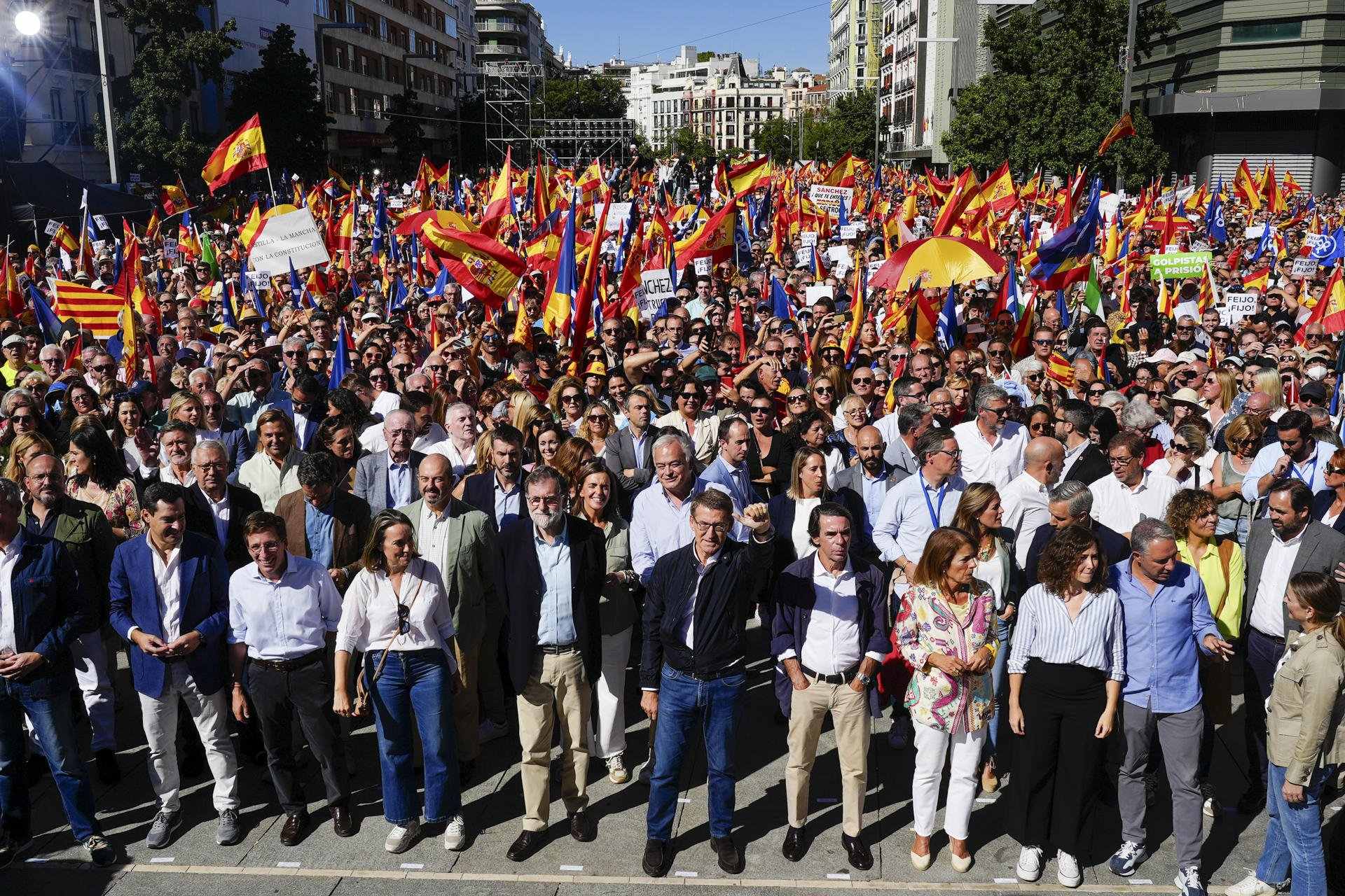 Feijóo agita la calle contra Sánchez y equipara la amnistía a un "cambio en el régimen constitucional"