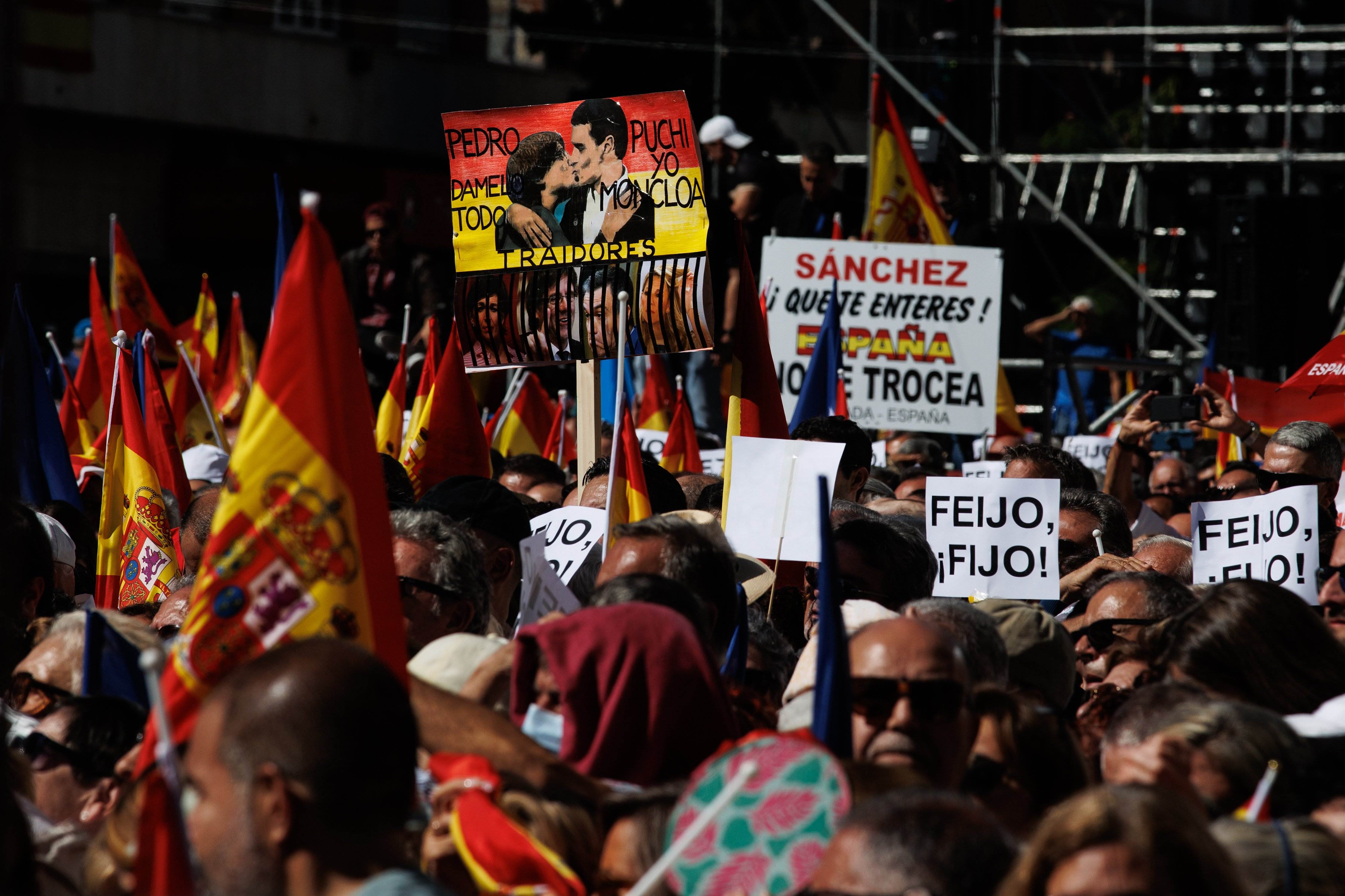 El acto contra la amnistía, a pie de calle: "Puigdemont tiene que pudrirse en la cárcel"