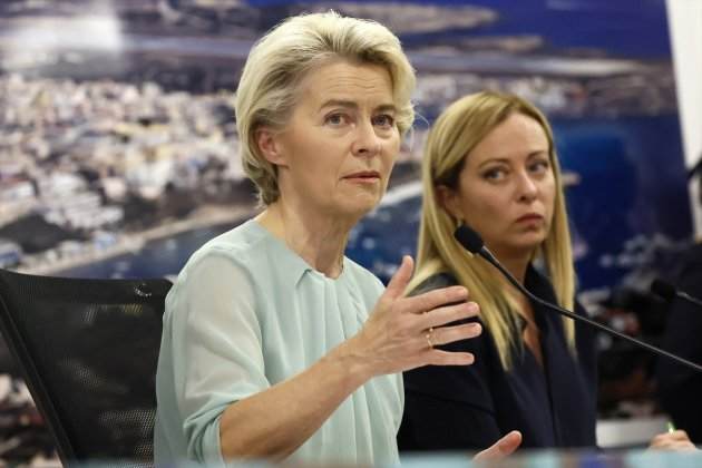 La presidenta de la Comissió Europea, Ursula von der Leyen, al costat de|juntament amb la primera ministra d'Itàlia, Giorgia Meloni, en la seva visita a Lampedusa / Europa Press - Contacte - Cecilia Fabiano 