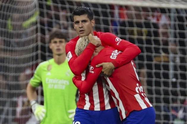 Morata i Griezmann celebrant davant de la mirada de Kepa / Foto: EFE