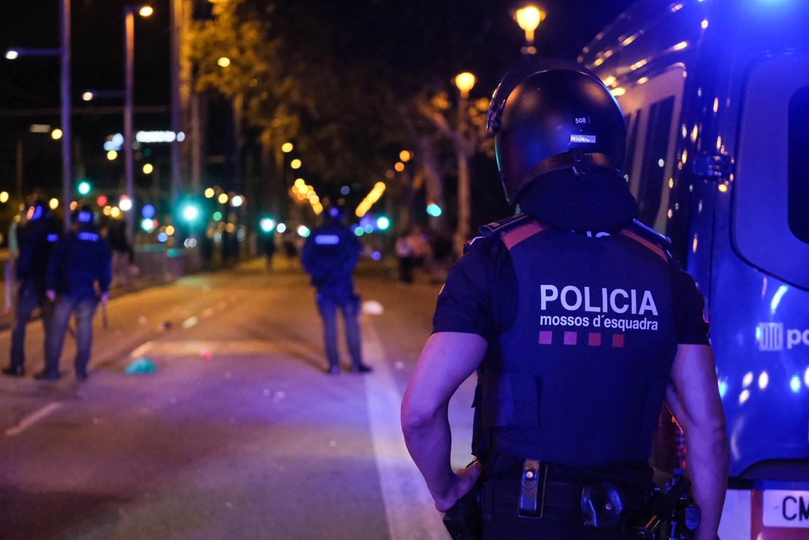 Batalla campal lanzando botellas: así ha sido la última noche de las fiestas de la Mercè de Barcelona