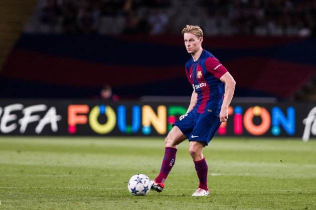 Frenkie de Jong donant un passi|pas amb el Barça / Foto: Europa Press