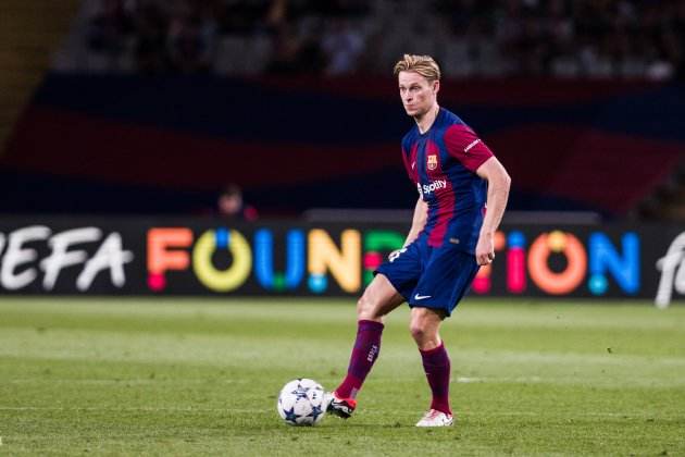 Frenkie de Jong dando un pase con el Barça / Foto: Europa Press