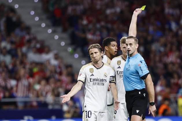 Modric rep groga durant l'Atlético Madrid - Reial Madrid / Foto: EFE