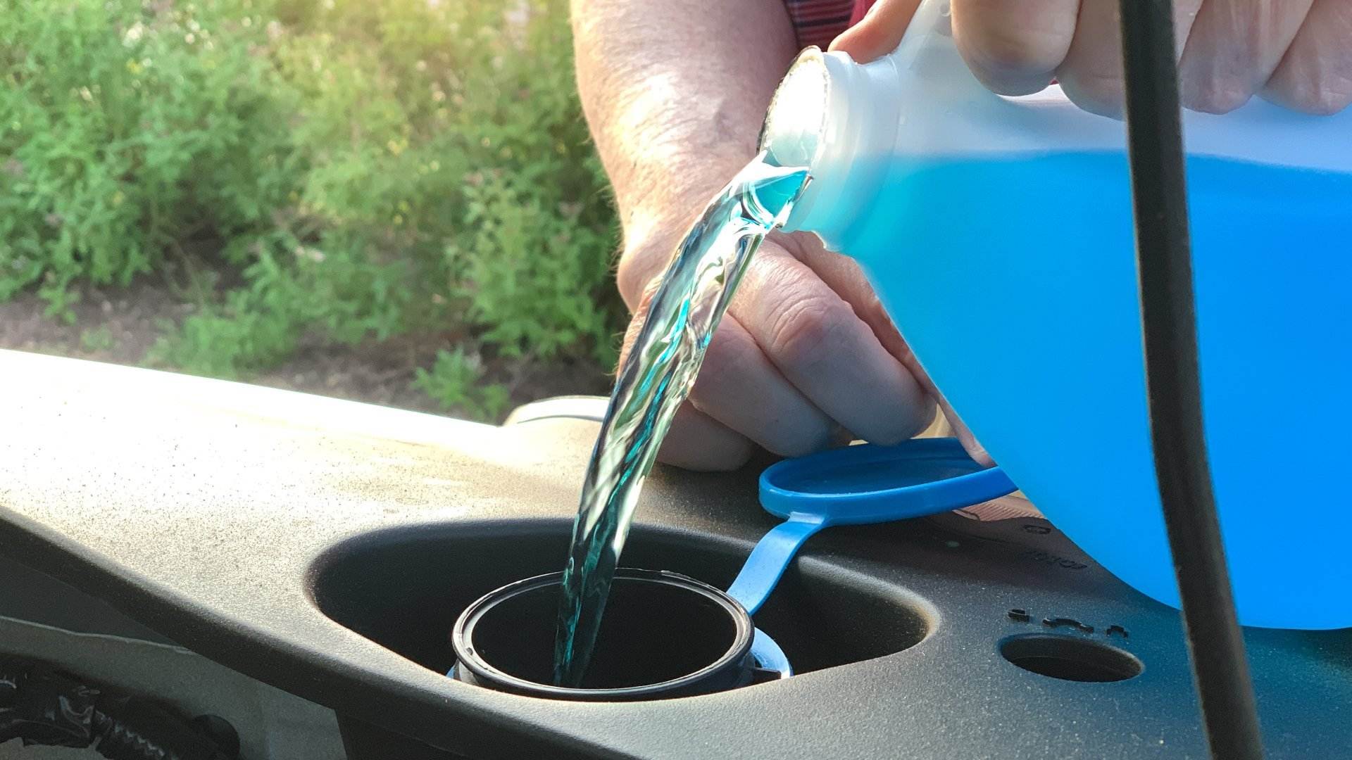 Se puede usar lavavajillas en el limpiaparabrisas del coche