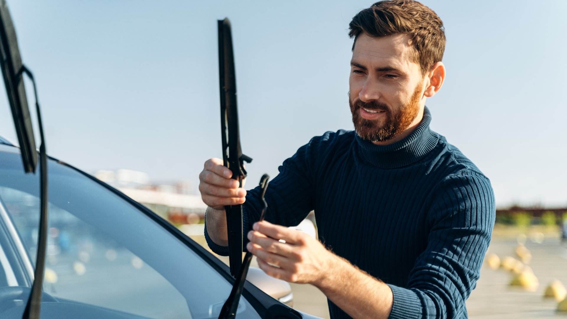 Si tus limpiaparabrisas ya ensucian más que limpian, es muy tarde para cambiar esas gomas