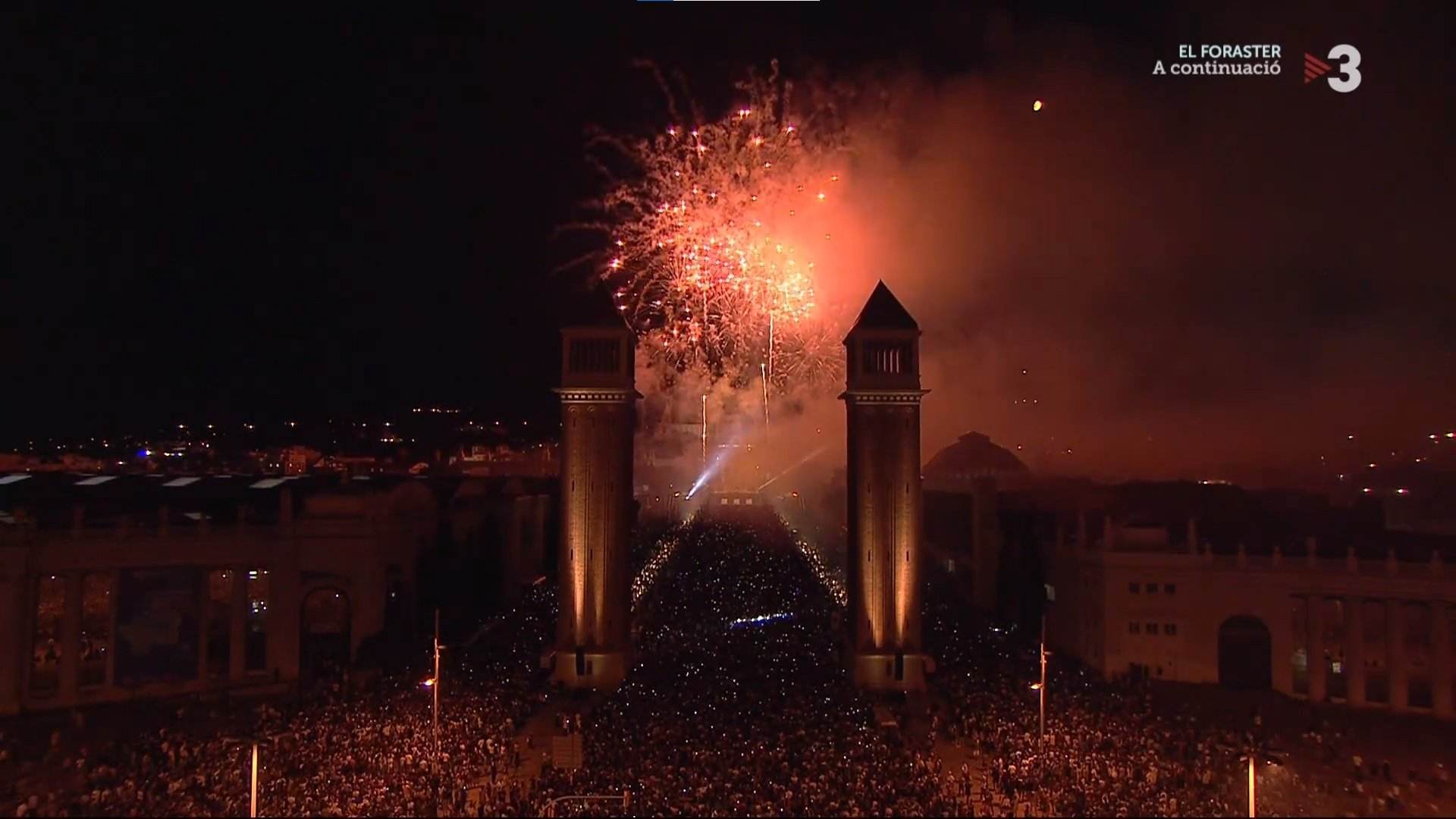 Miles de personas se despiden de las Fiestas de la Mercè en un piromusical a ritmo de Sónar