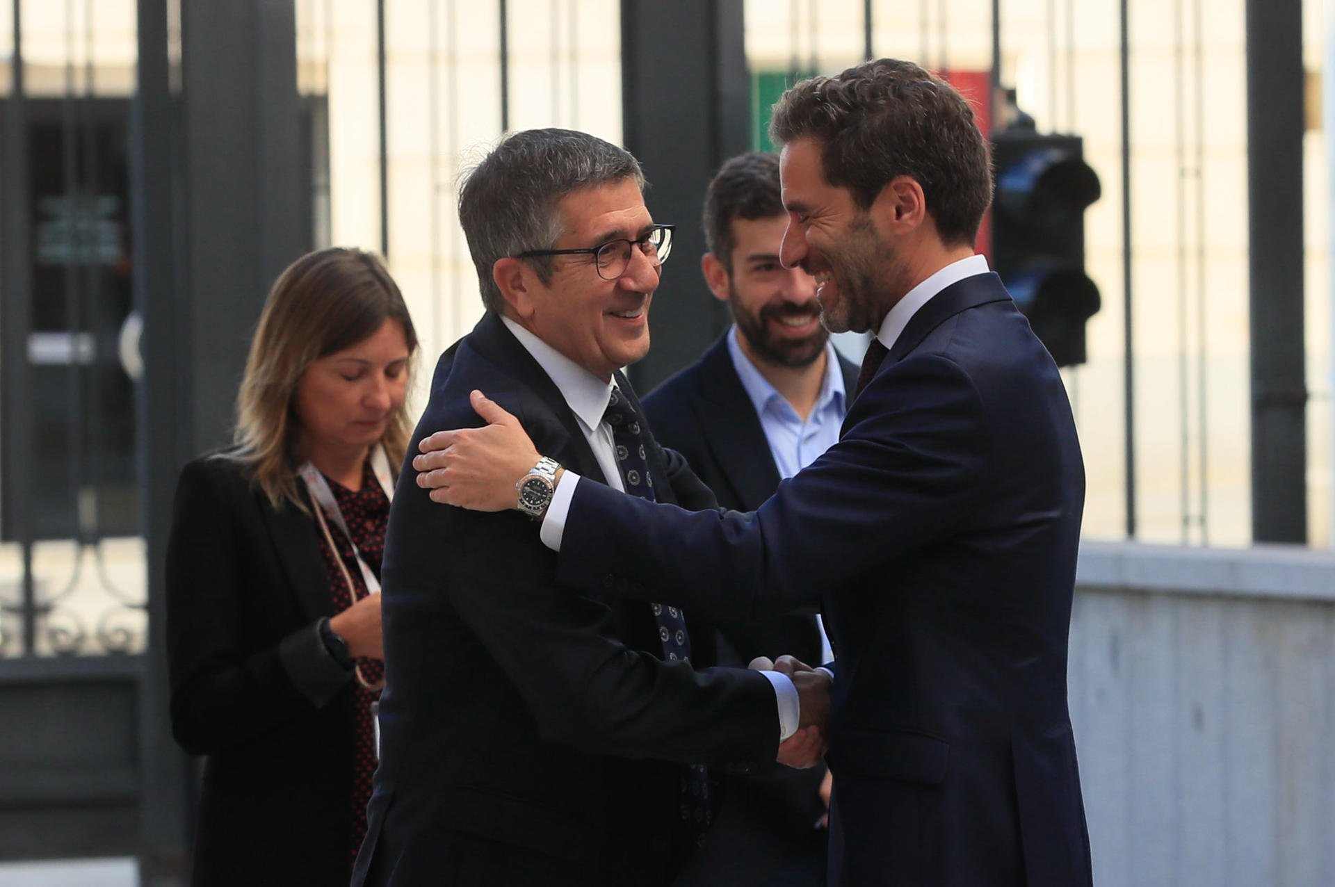 Patxi Lopez, de los primeros socialistas al llegar a la sesión de investidura. EFE Patxi Lopez, de los primeros socialistas al llegar a la sesión de investidura. EFE