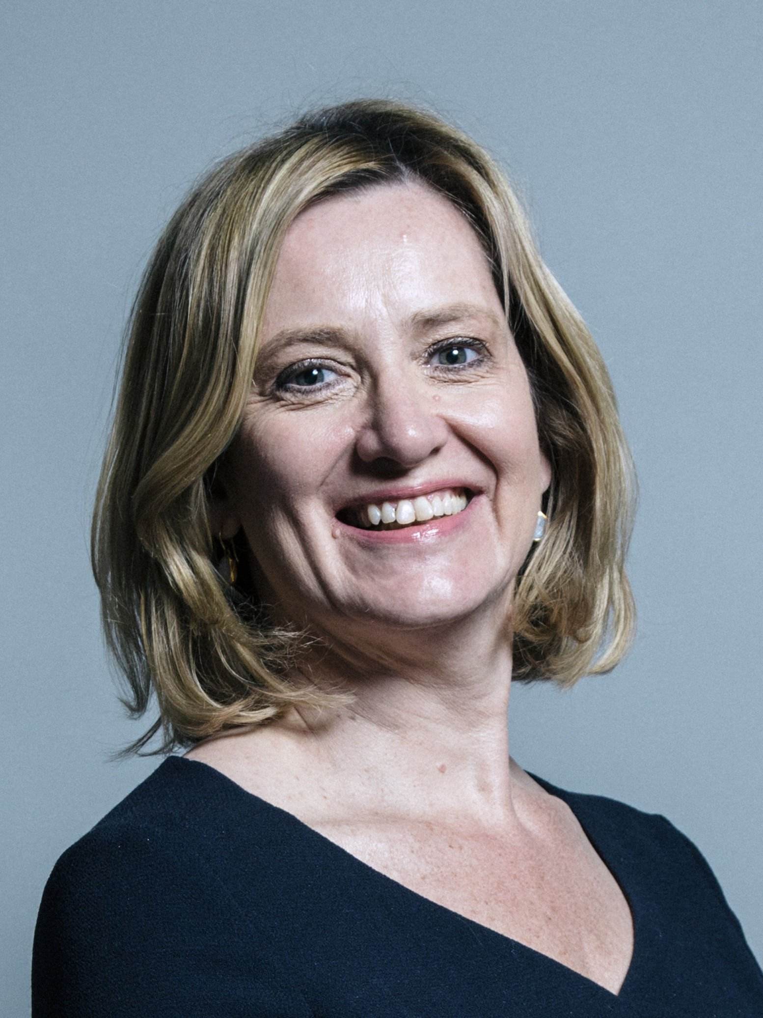 Dimiteix la ministra d'Interior britànica per plantejar quotes de deportació d'estrangers