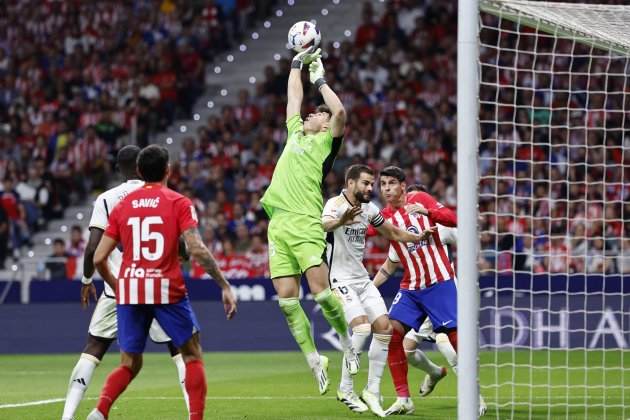 Kepa Arrizabalaga, aturant|atallant un centre durant l'Atlético - Reial Madrid / Foto: EFE