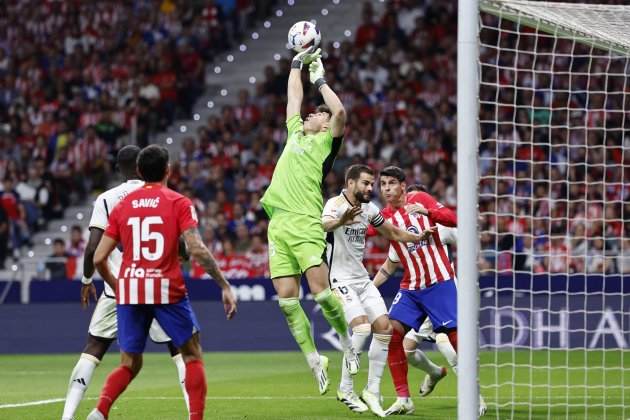 Kepa Arrizabalaga, atajando un centro durante el Atlético - Real Madrid / Foto: EFE