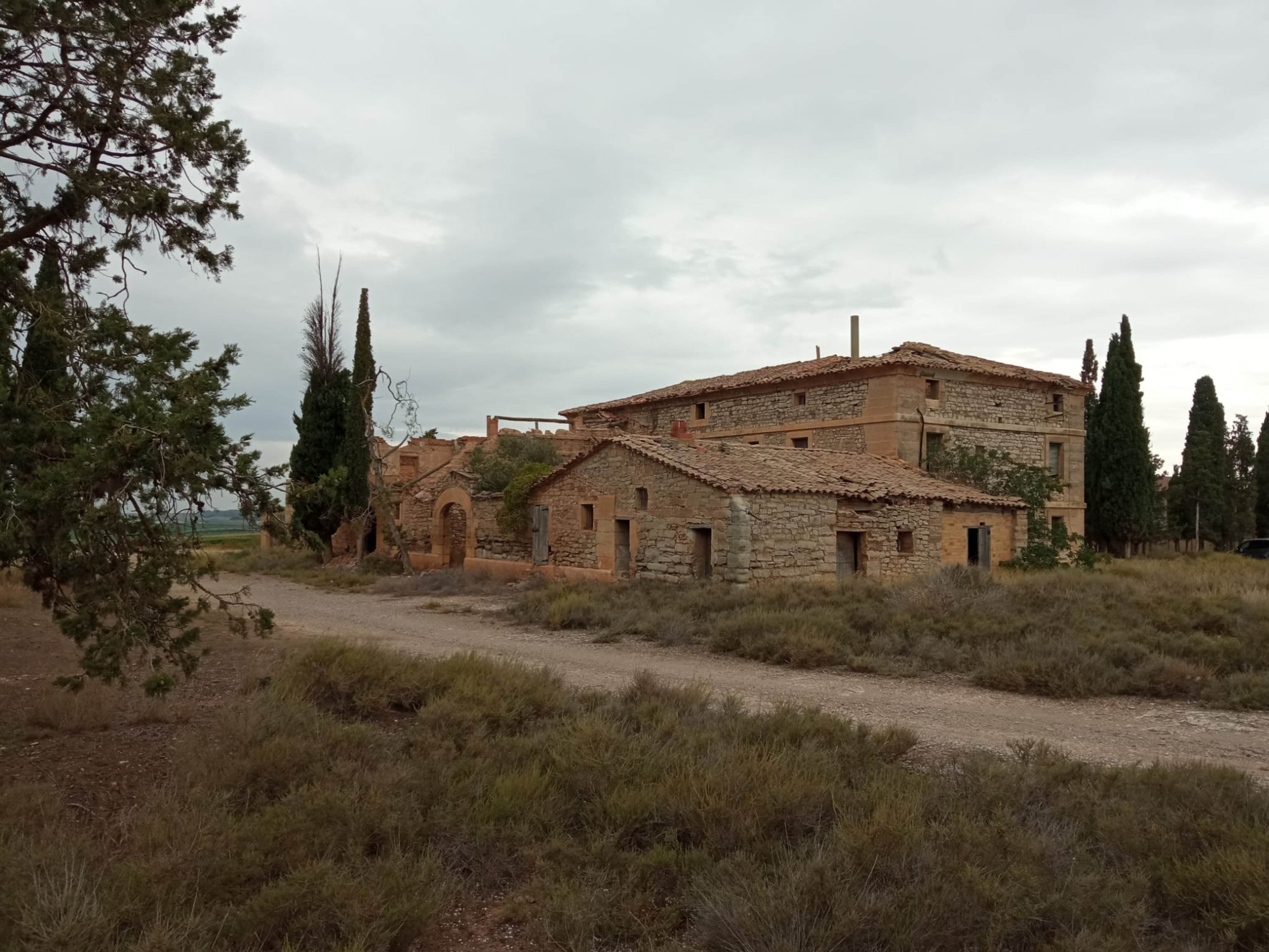 Culpen l'Ajuntament d'Alcarràs i la Generalitat del mal estat de Cal Macià de Vallmanya