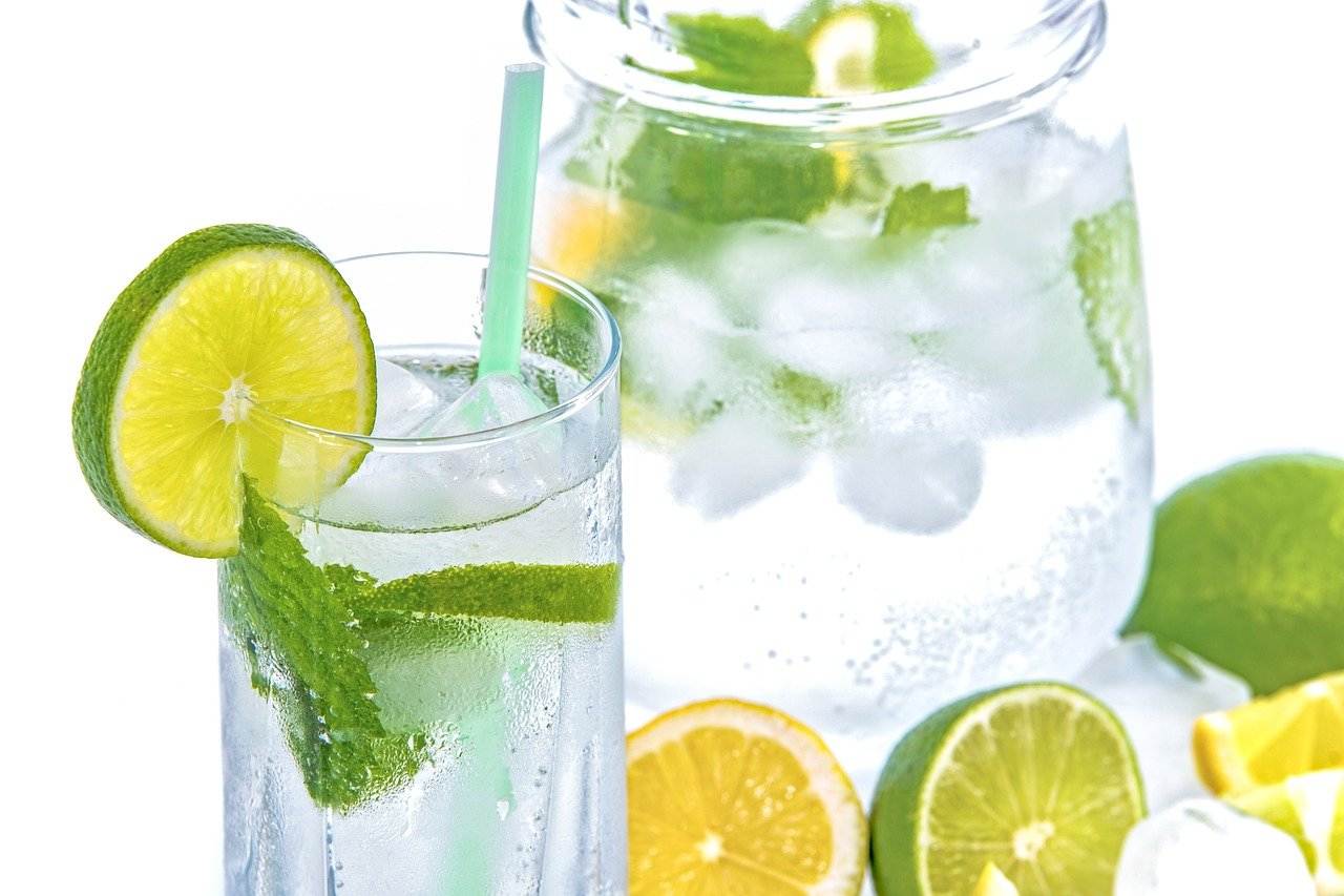 Los 5 beneficios para tu cuerpo al beber agua con limón en ayunas