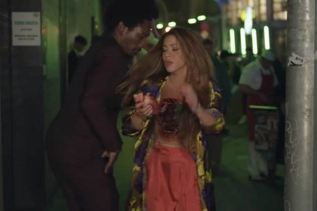 Un figurante se tropieza consigo con Shakira, Youtube