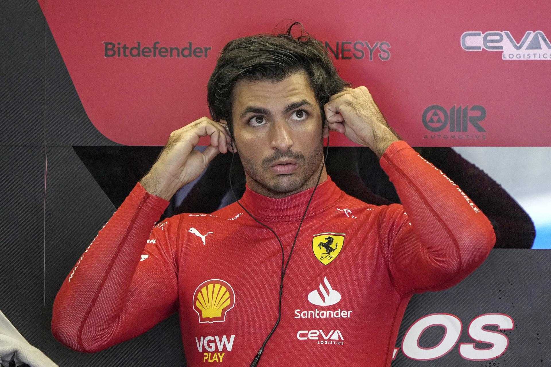Ferrari quiere renovar a Carlos Sainz por 1 año para fichar a Lewis Hamilton