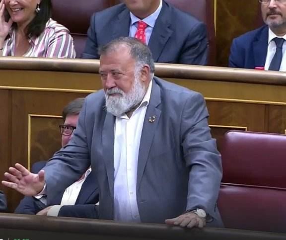Un diputado del PSOE se equivoca y vota 'sí' a Feijóo: rectifica deprisa y asustado