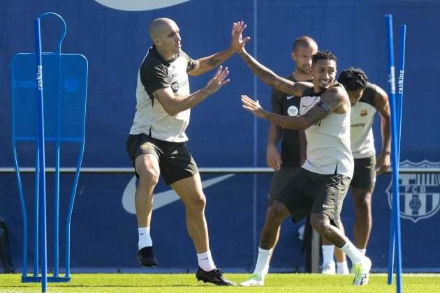 Oriol Romeu Raphinha entrenamiento Barça / Foto: EFE Oriol Romeu Raphinha entrenamiento Barça / Foto: EFE