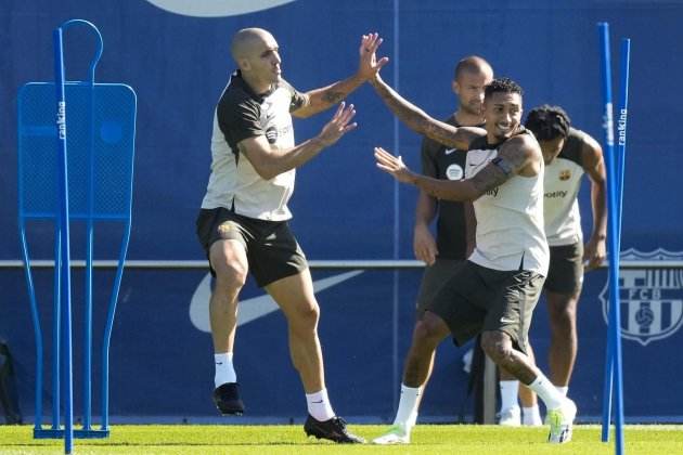 Oriol Romeu Raphinha entrenamiento Barça / Foto: EFE