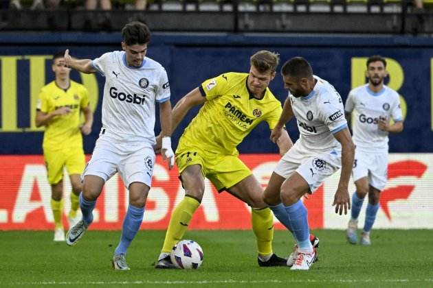 Alexander Sorloth luchando por la posesión del balón ante David López y Miguel Gutiérrez / Foto: EFE