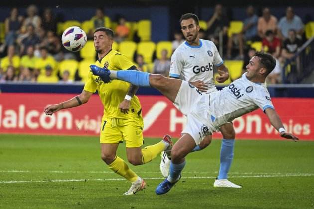 Arnau Martínez tratando de despejar el balón ante Yeremi Pino / Foto: EFE