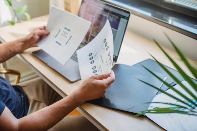 hombre portatil / pexels hombre portatil / pexels