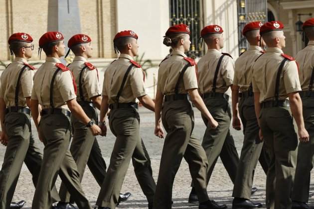 Leonor entre cadetes CR. jpg Leonor entre cadetes CR. jpg