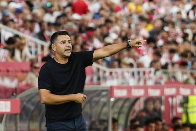 Míchel, dirigiendo un partido del Girona / Foto: EFE