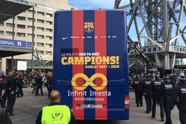dedicatòria Iniesta bus barça-Bernat Aguilar
