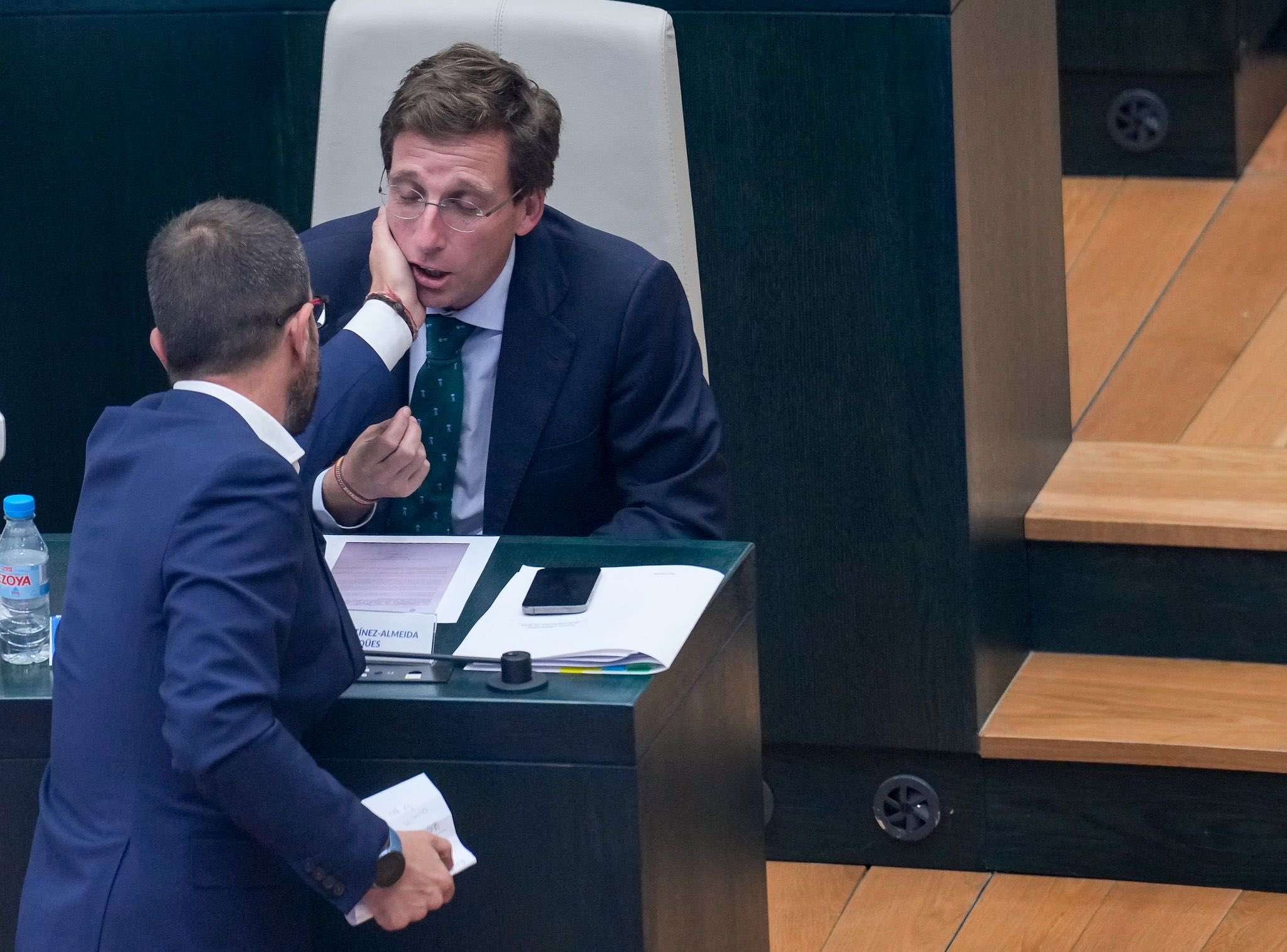 Expulsan a un concejal del PSOE del pleno del Ayuntamiento de Madrid por tocarle la cara a Almeida