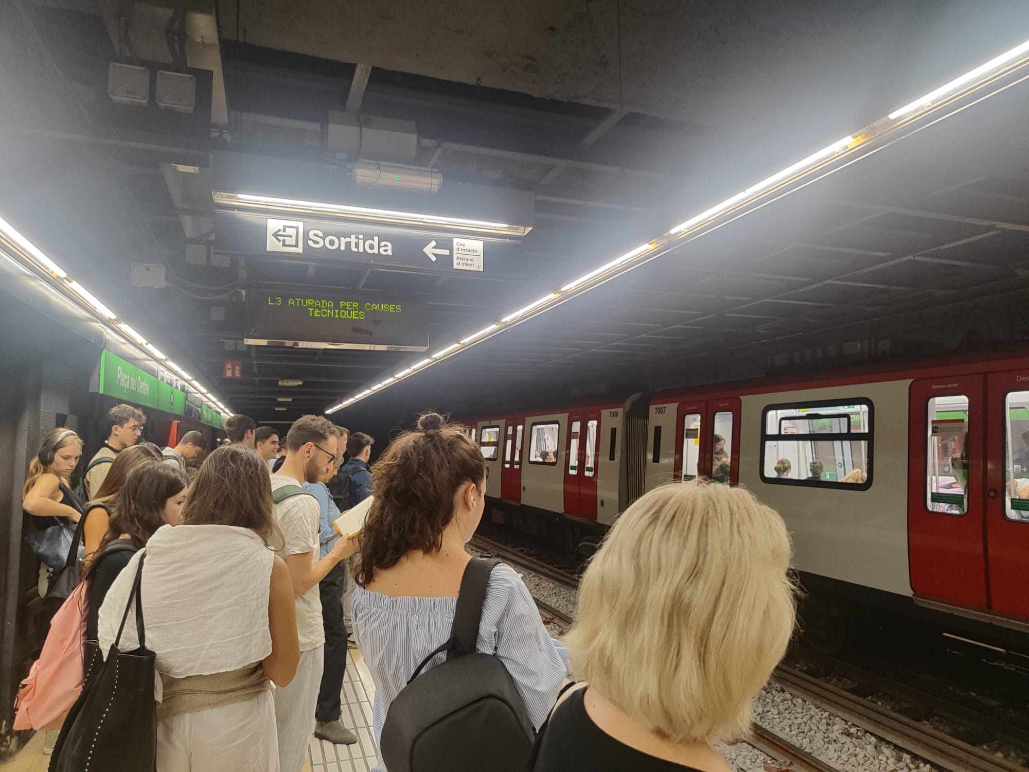 Servicio parado en la L3 por una avería a la estación Plaça del Centre