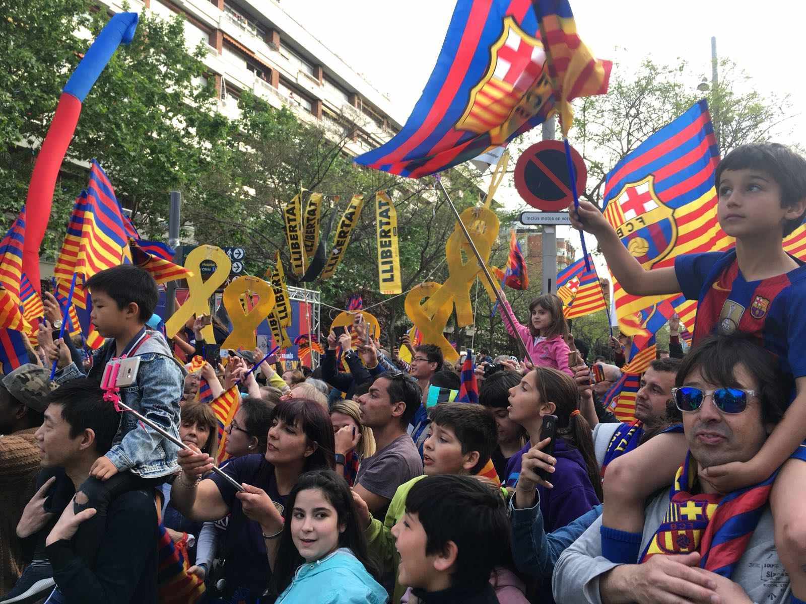 "Més que un llaç" vol recollir signatures al Camp Nou perquè el Barça doni suport als presos