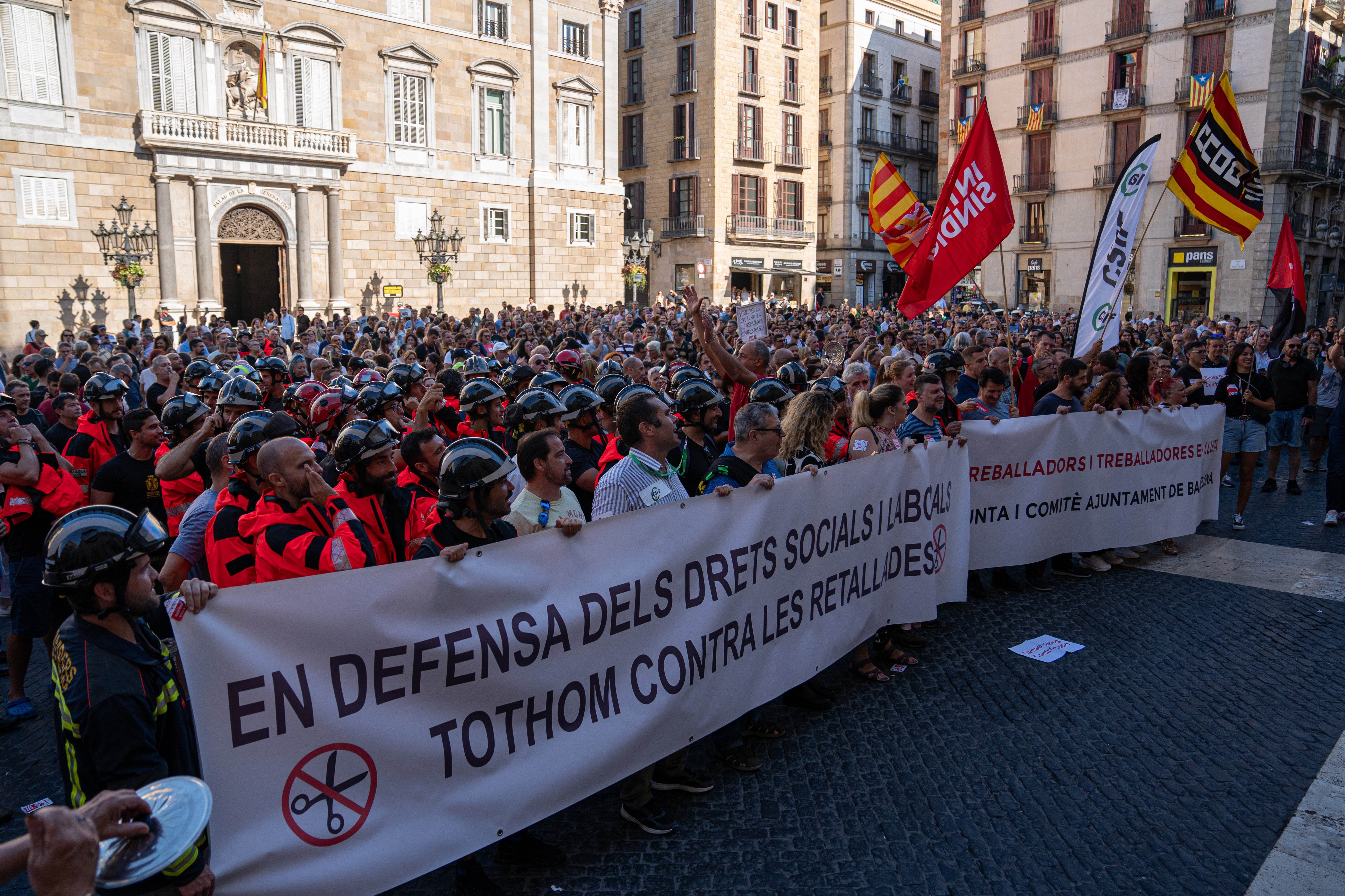 Un miler de treballadors municipals de Barcelona protesten per la suspensió dels premis d’antiguitat