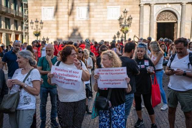 protesta treballadors ajuntament barcelona foto pau venteo (2)
