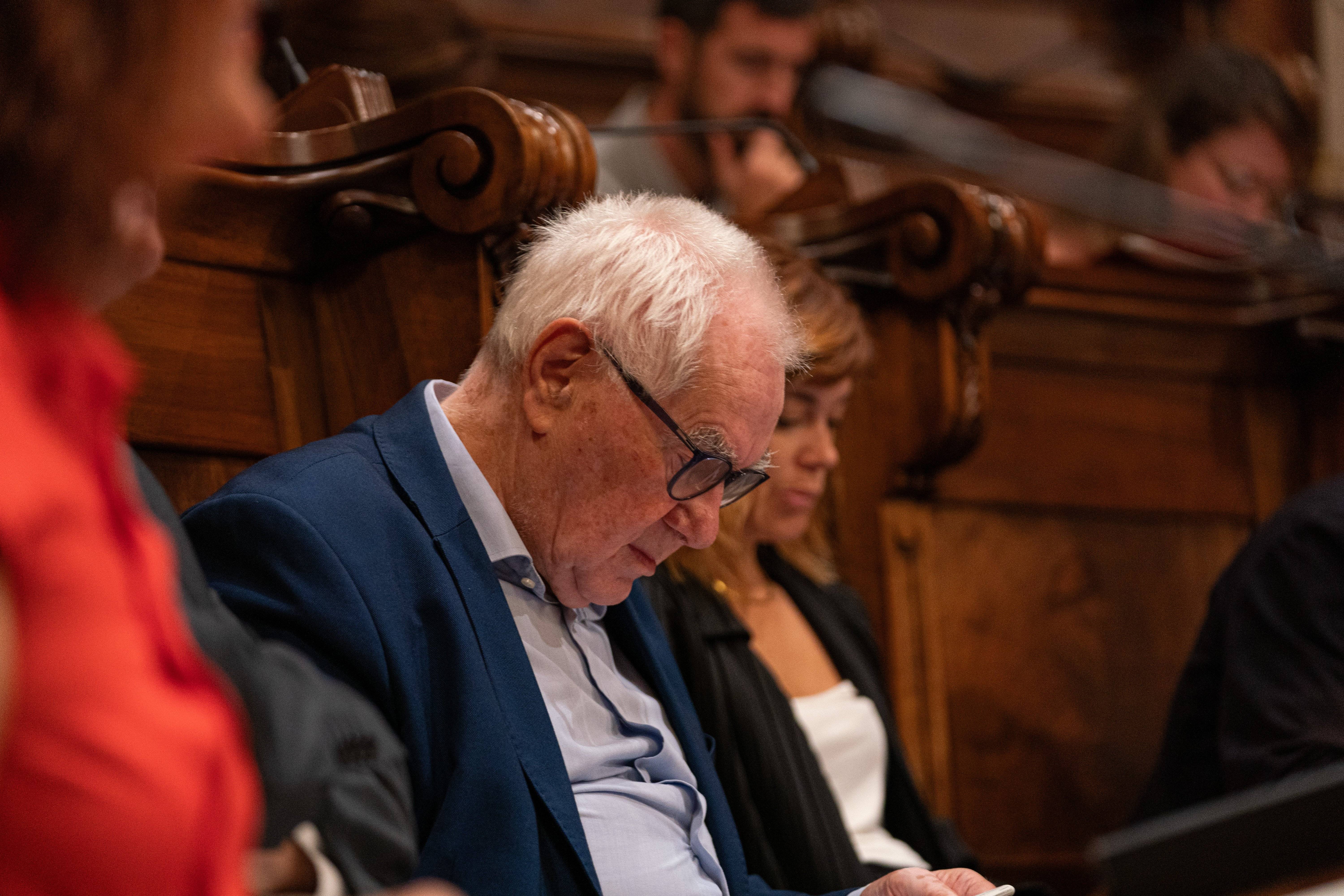 Ernest Maragall plega com a regidor de l’Ajuntament de Barcelona