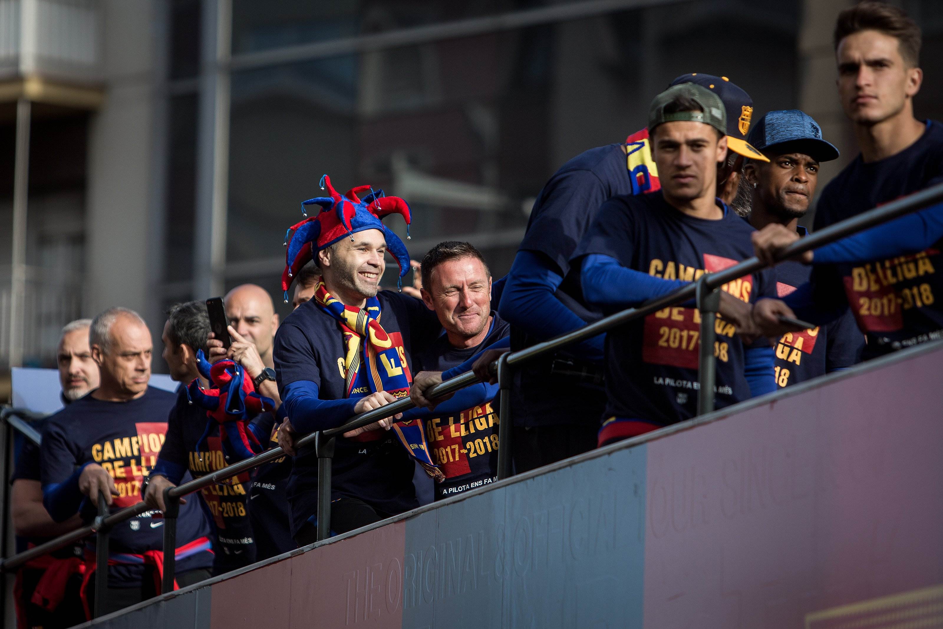 Barça fans celebrate Iniesta's final parade